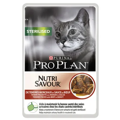 Purina Pro Plan Nutri Savour Sterilised, naudanlihapaloja kastikkeessa. Teksti: Helps maintain urinary health in neutered cats. Kuvassa kissanruokaa ja harmaa kissa.