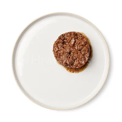 Herrmann's Manufaktur Nassfutter, braune Fleischportion auf weissem Teller.