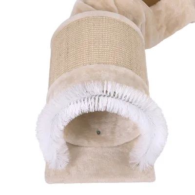 Kattentunnel van beige pluche met sisal oppervlak en witte boogborstel aan de ingang, zichtbaar zachte stof en borstelharen.