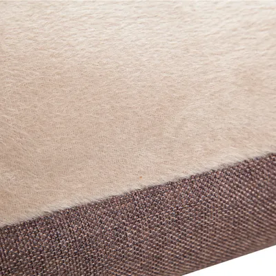 Gros plan sur deux matières visibles : tissu beige doux en haut et tissu brun tissé en bas, probablement partie d’un coussin ou lit pour animal. Aucun logo ni texte visible.