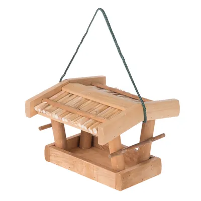 Houten vogelvoederhuisje met schuin dak en ophangkoord, geschikt om op te hangen. Gemaakt van licht hout met zitstokken aan beide zijden.