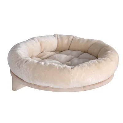 Ronde kattenmand met zachte, beige pluche bekleding en houten onderstel. Mand heeft opstaande rand en gewatteerde ligplek.