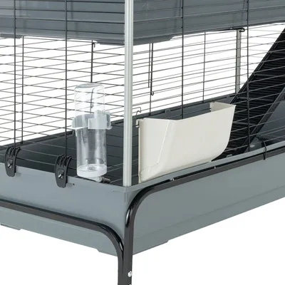 Kleintierkäfig mit Metall-Gitterwänden, Kunststoff-Futterbehälter und Trinkflasche. Untergestell aus schwarzem Metall.