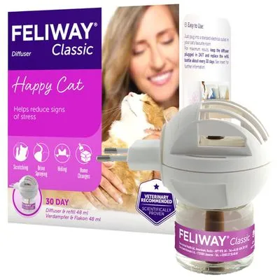 Difusor Feliway Classic com embalagem. Texto visível: 'Happy Cat', 'Helps reduce signs of stress', '30 DAY', 'Diffuser & refill 48 ml', 'VETERINARY RECOMMENDED SCIENTIFICALLY PROVEN'.