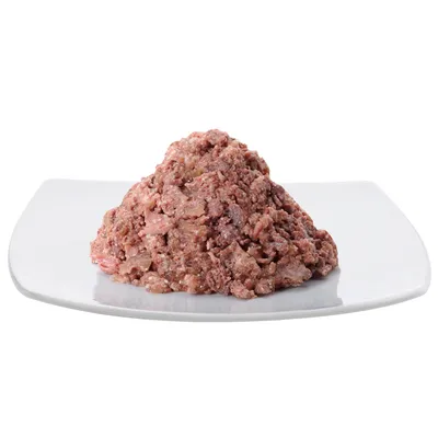 Annos vaaleanruskeaa, paloiteltua märkäruokaa valkoisella lautasella. Tuotemerkki ja maku eivät näy kuvassa.