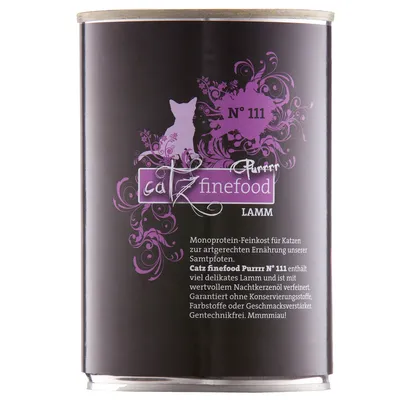 Lata de comida para gatos catz finefood Purrrr N° 111 Lamm. Texto visible en alemán sobre ingredientes y características. Diseño con silueta de gato y detalles decorativos morados.