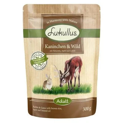 Confezione Lukullus Kaninchen & Wild, testo visibile: Adult, 300 g, Rabbit & Game with brown rice, apple and linseed oil. Testo in tedesco e inglese.