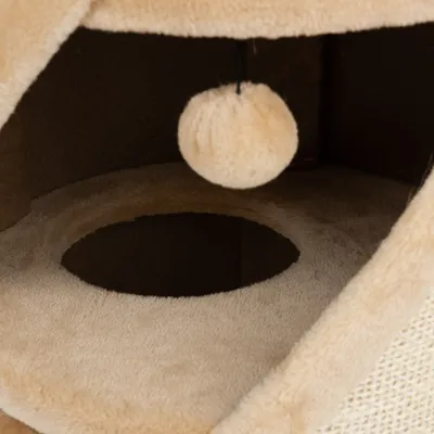 Innenansicht eines beige gepolsterten Kratzbaumverstecks mit hängendem Plüschball als Spielzeug.