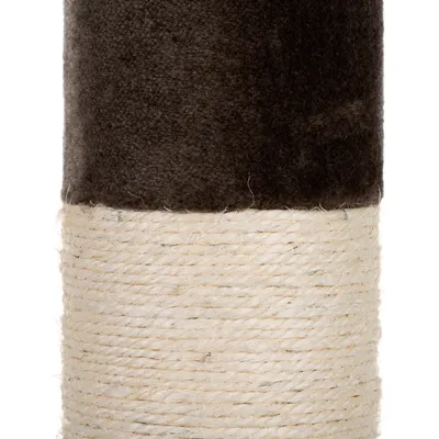 Част от стълб за котки, обвит с въже от сизал и покритие от тъмен плат. Видими са текстурите на двата материала.