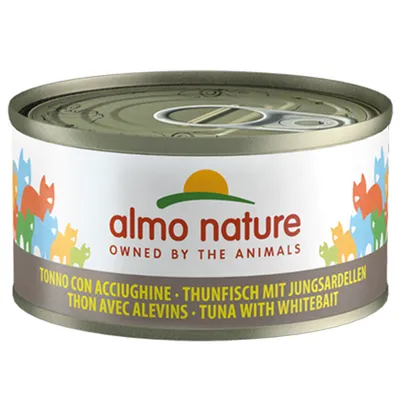 Blik almo nature kattenvoer, tekst: 'TONNO CON ACCIUGHINE · THUNFISCH MIT JUNGSARDELLEN · THON AVEC ALEVINS · TUNA WITH WHITEBAIT', merknaam en slogan zichtbaar op etiket.