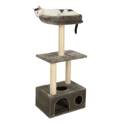 Arbre à chat gris avec niche, deux plateformes et poteaux en sisal, un chat blanc et noir allongé sur le dessus. Matériaux visibles : tissu et sisal.