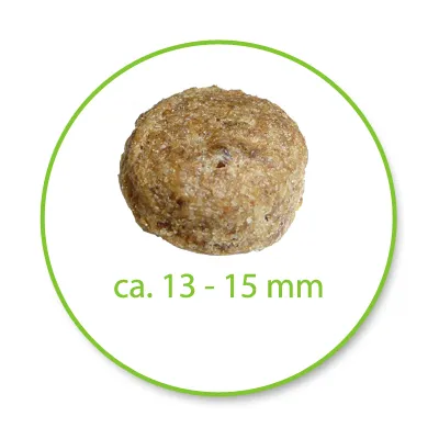 Croqueta redonda de pienso para mascotas con tamaño aproximado de 13–15 mm, indicado en texto debajo de la croqueta.