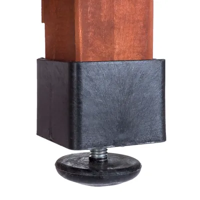 Pata de mueble de madera con base ajustable de plástico negro y tornillo metálico visible en la parte inferior. Pata de mueble de madera con base ajustable de plástico negro y tornillo metálico visible en la parte inferior.