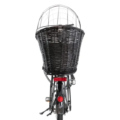 Panier en osier noir avec grille métallique fixé à l’arrière d’un vélo, fermeture par sangle visible. Vue arrière du vélo et du panier.