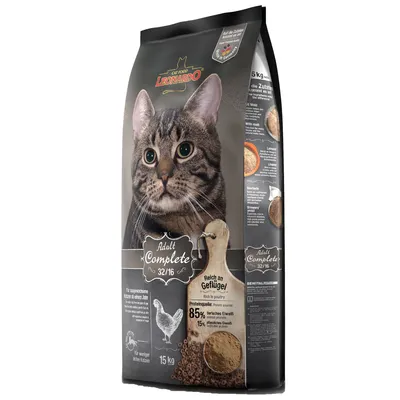 Leonardo Cat Food Adult Complete 32/16, 15kg bag with tabby cat image. Visible text: 85% animal protein, 15% plant protein, reich an Geflügel, feeding info and ingredients in German.