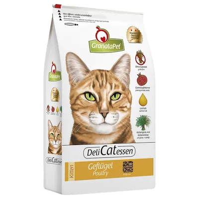 Упаковка корма для котят GranataPet DeliCatessen Geflügel Poultry, изображение кошки, надписи: без зерна, гранатовые зёрна, лососевое масло, кошачья трава и мята.
