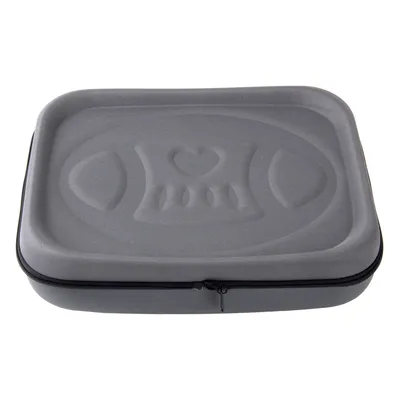 Boîte rigide grise avec fermeture éclair, motif en relief représentant une patte et un cœur sur le couvercle. Aucun texte visible.