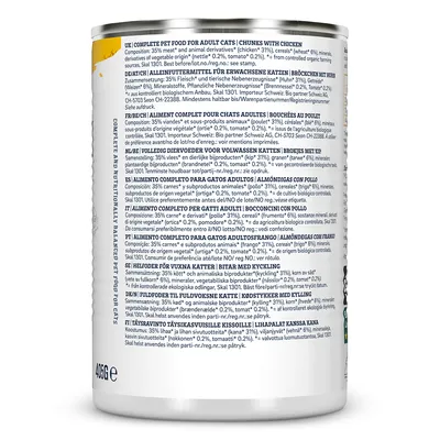 Etichetta di una lattina di alimento completo per gatti adulti, bocconcini con pollo, 405 g. Ingredienti e composizione visibili in più lingue, inclusa la percentuale di carne e cereali.