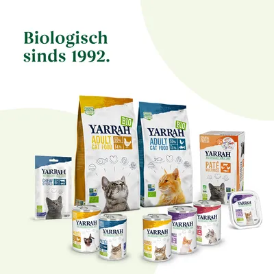 Yarrah BIO Adult Cat Food, Chew Sticks, Paté Multipack en natvoer voor katten. Tekst: Biologisch sinds 1992. Verpakkingen tonen kattenafbeeldingen en voedingswaarden.
