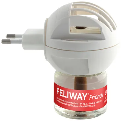 Feliway Friends Verdampfer mit Flüssigkeit, weisser Stecker und rotes Etikett. Produkt zur Unterstützung des Zusammenlebens von Haustieren.