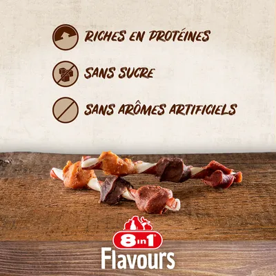 8in1 Flavours – riches en protéines, sans sucre, sans arômes artificiels. Deux friandises torsadées à mâcher visibles sur une table en bois.