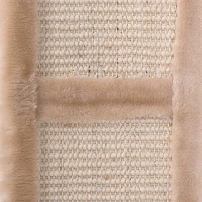 Detail van krabpaal met sisal oppervlak en beige pluche rand, materialen duidelijk zichtbaar.