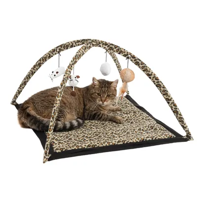 Speelmat met luipaardprint, bogen en hangend speelgoed zoals muizen, ballen en veren. Kat ligt op de mat.