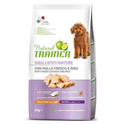 Natural Trainer Small & Toy/Mature koiranruoka, kanaa ja riisiä, 2 kg. Tekstit: ilman väriaineita, säilöntäaineita, lisättyä sokeria. Made in Italy. Pieni ruskea koira pakkauksessa.