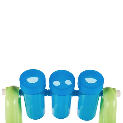 Drie blauwe plastic buizen met verschillende openingen in de deksels, bevestigd aan groene steunen. Geschikt voor gebruik als voerpuzzel of snackdispenser voor huisdieren.
