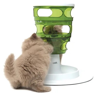 Kat met Catit voer- of speeltoren van groen plastic en wit onderstel. Merknaam 'catit.' zichtbaar op de basis.