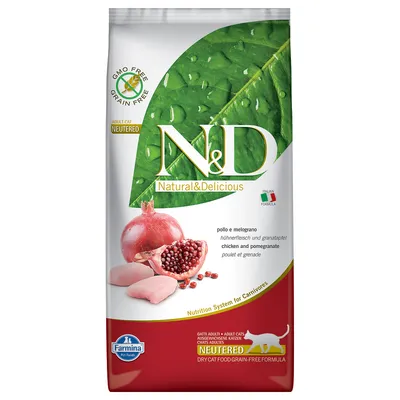 Confezione di crocchette Farmina N&D Natural & Delicious per gatti adulti sterilizzati, gusto pollo e melograno, senza cereali, scritta 'GMO free', bandiera italiana visibile.