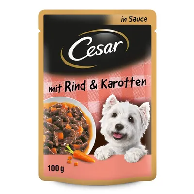 Cesar mit Rind & Karotten in Sauce, sobre de 100 g con imagen de comida y perro blanco. Texto en alemán visible en el envase.