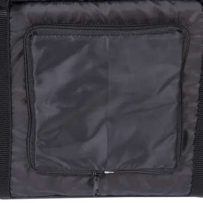 Gros plan sur une poche extérieure zippée en tissu noir, visible sur un sac ou une housse. Fermeture éclair noire et coutures apparentes.