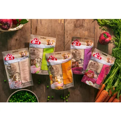 5 verpakkingen 8in1 Meaty Treats Freeze Dried: varianten kip & erwten, 100% kip, kip & wortel, eend & appel. Verpakking toont gevriesdroogde stukjes en ingrediëntenafbeeldingen.