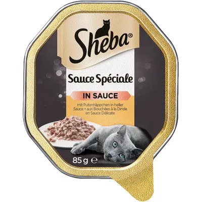 Sheba Sauce Spéciale в соусе, с кусочками индейки в светлом соусе, 85 г. На упаковке изображена серая кошка и поданное блюдо.