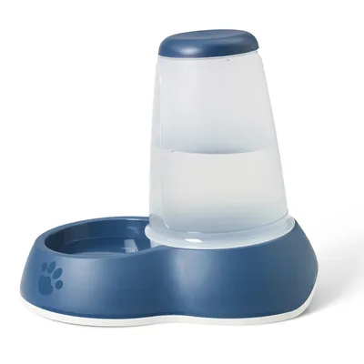Dispenser per acqua in plastica blu e trasparente con ciotola integrata, decorato con impronta di zampa visibile sul lato.