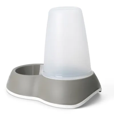 Grijze kunststof voer- en waterdispenser met transparant reservoir, geschikt voor huisdieren. Twee compartimenten: één voor voer, één met waterreservoir.