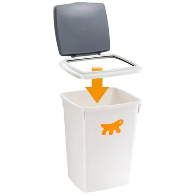 Hvid foderbeholder med aftageligt gråt låg og orange hundesymbol. Pil peger på beholderens åbning.