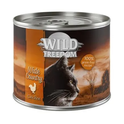 Scatoletta Wild Freedom Wide Country Chicken, ricetta 100% grain-free, immagine di gatto e paesaggio. Testo visibile: 'Wild Freedom', 'Wide Country', 'Chicken', '100% grain-free recipe'.