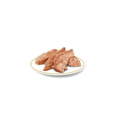 Portie natvoer in patévorm op een wit bord met gouden rand, zonder zichtbare merknaam of verpakking.