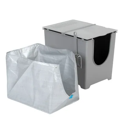 Grijze kattenbak van kunststof met bovenklep, uitsparing aan de voorkant, bijgeleverde schep en losse grijze opvangzak van kunststof. Merklabel zichtbaar op de zak.