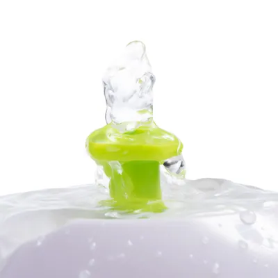 Nahaufnahme eines grünen Wasserspenders mit sprudelndem Wasser, geeignet für Haustiertrinkbrunnen.