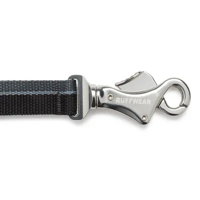 Ruffwear hondenriem met metalen musketonhaak en zwart nylon band, merknaam 'RUFFWEAR' zichtbaar op de haak.