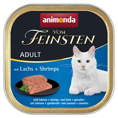 Animonda Vom Feinsten Adult корм для кошек с лососем и креветками, изображение белой кошки и порции корма на черной тарелке.