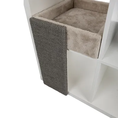 Panier carré beige en tissu doux posé sur une étagère blanche, avec un panneau à griffer gris en sisal fixé sur le côté de l’étagère.