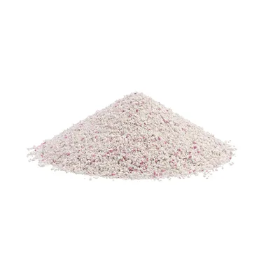 Tas de litière minérale blanche avec grains roses, sans emballage visible.
