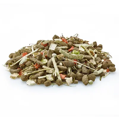 Mélange d’aliments secs pour petits animaux, avec granulés, morceaux de légumes séchés et herbes visibles. Présentation en vrac sans emballage ni marque apparente.