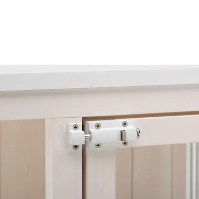 Detailweergave van een witte metalen sluiting op een lichte houten lijst, geschikt voor het beveiligen van deuren of kooien.