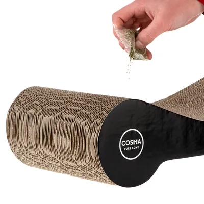 Cosma Pure Love klösleksak av wellpapp med hand som strör kattmynta ovanpå.