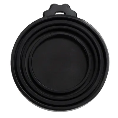 Couvercle rond noir en silicone avec poignée, sans marque visible, vu de dessus.